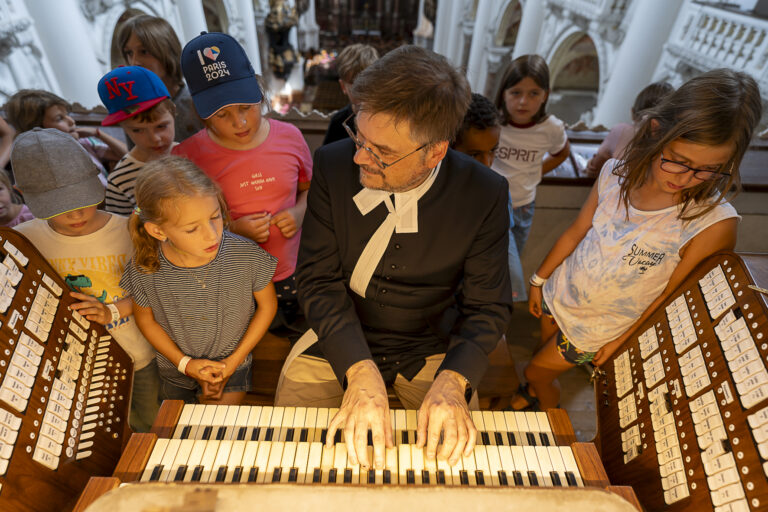 BRUCKNER: GANZ DAHEIM